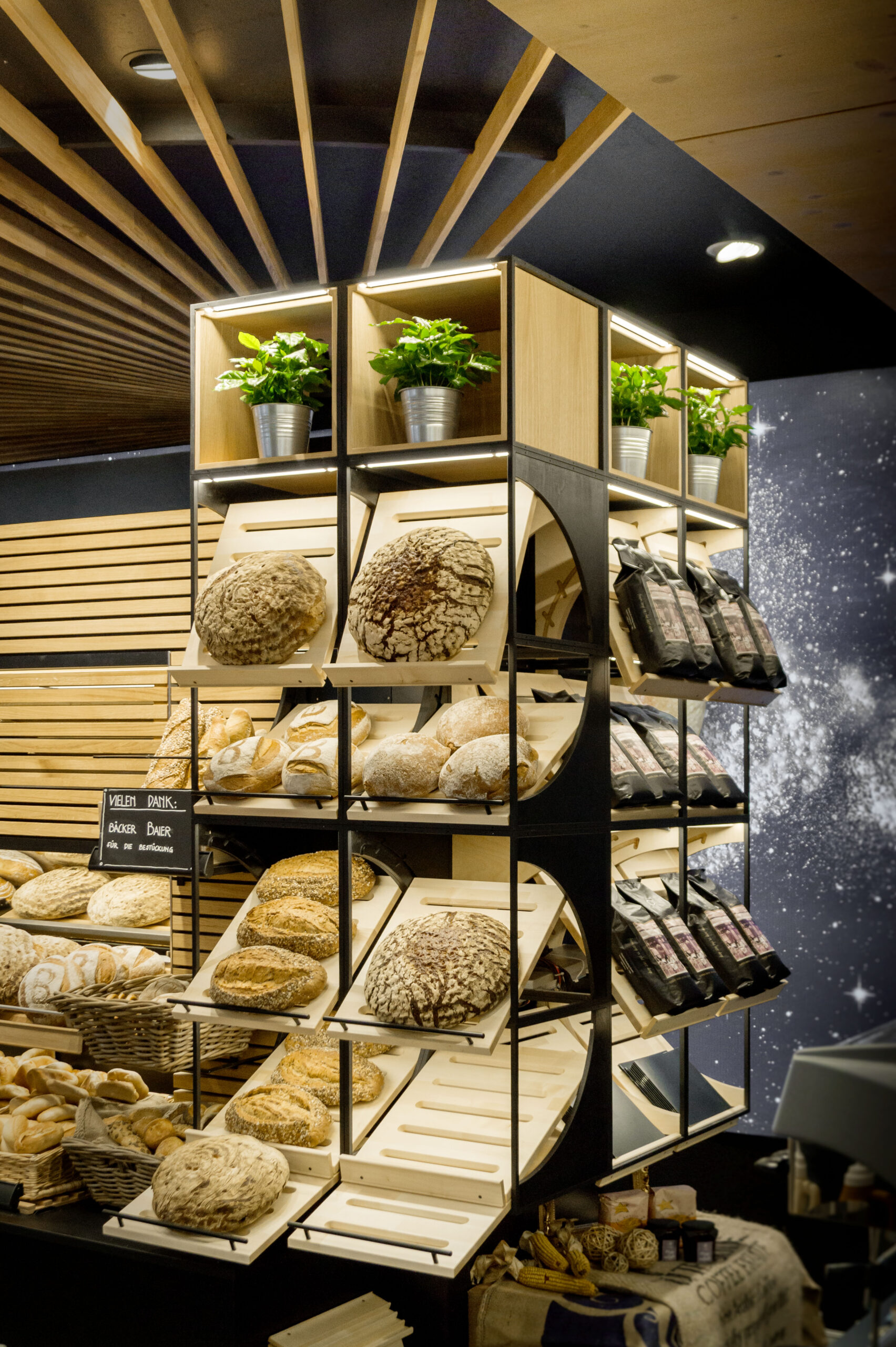 GRID_Schweitzer_Sudback_02_backroom