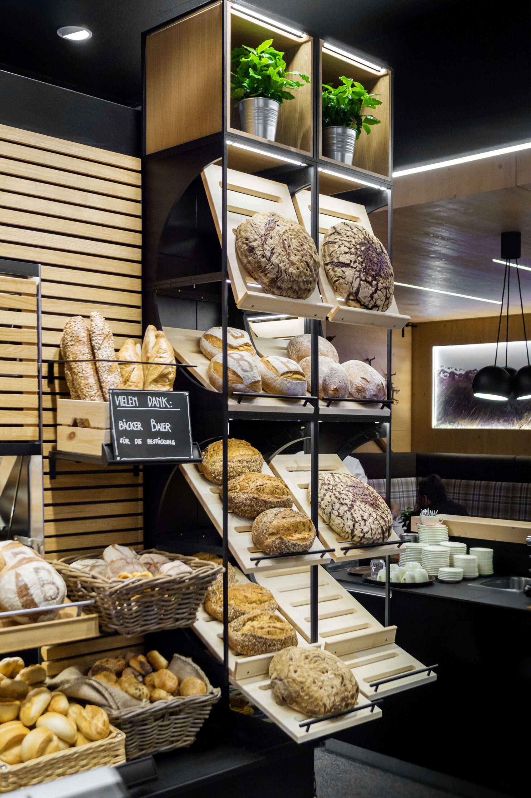 GRID_Schweitzer_Sudback_03_backroom